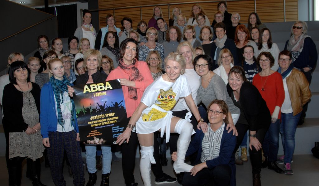 80 damer slipper seg løs i ABBA-hyllest